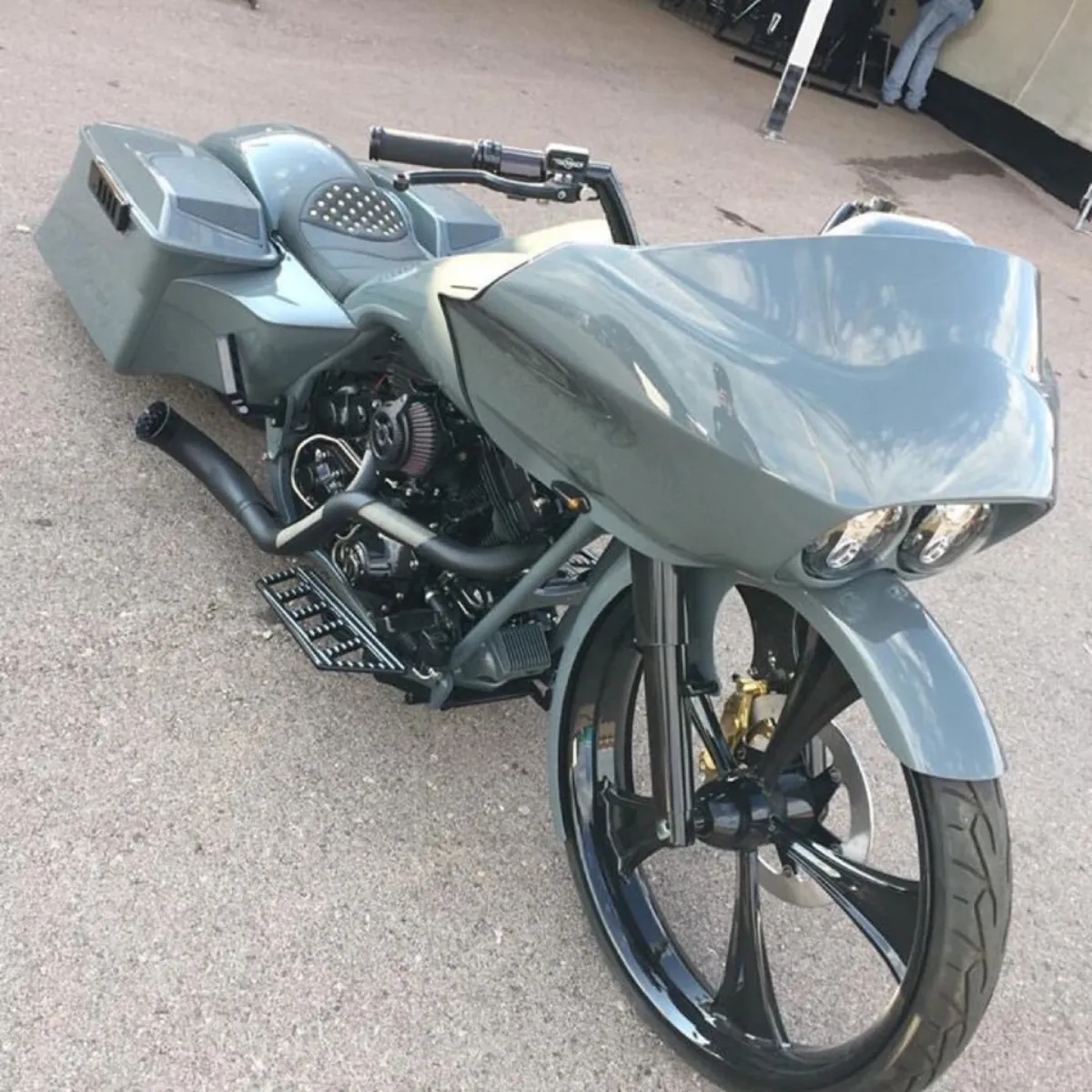 Bagger with frame and bodywork in satin grey.
