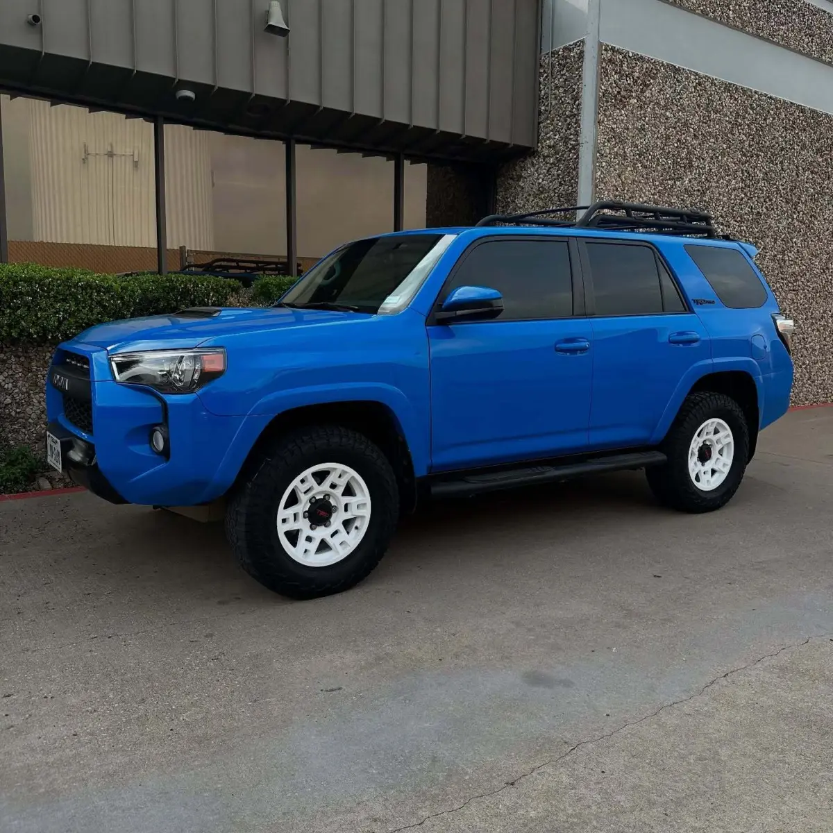 Toyota 4-runner wheels powder coated in Bengal White for @1thick_mango