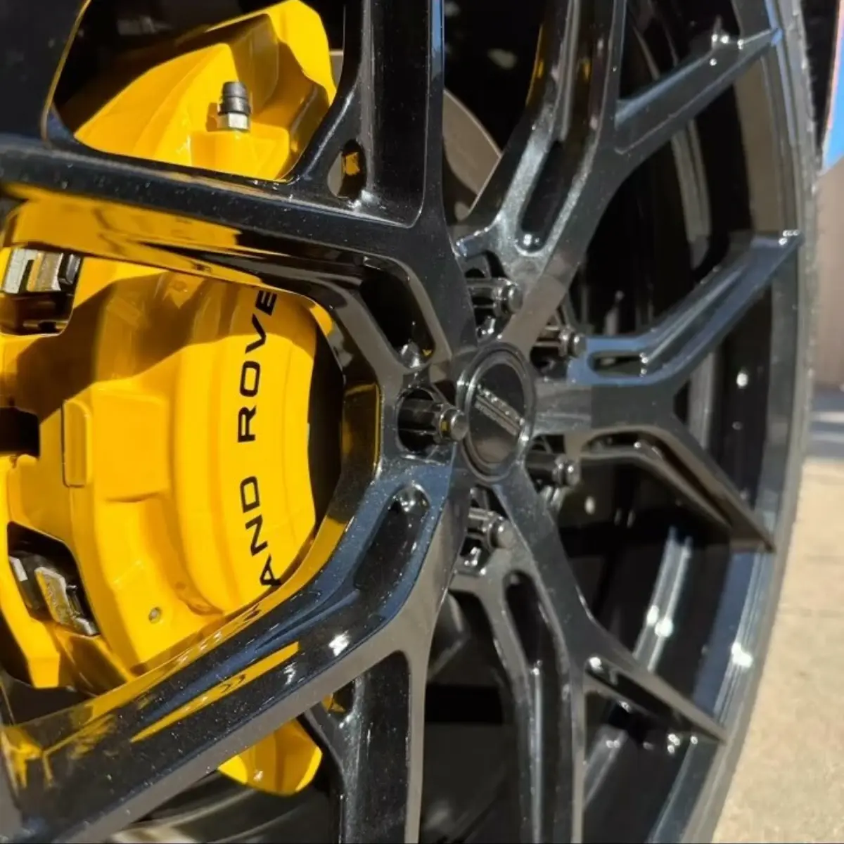 Land Rover Defender wheels refinished in Black Metallic and Brakes in RAL 1003