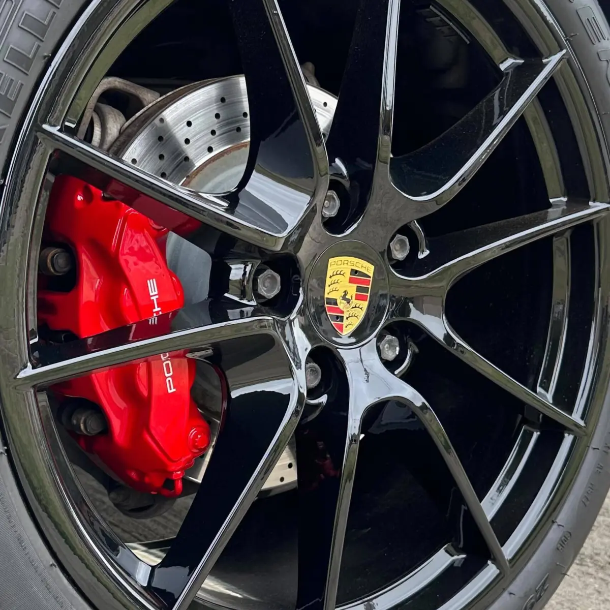 2014 Porsche 911 looking like a 2019 thanks to freshly powder coated wheels and brake calipers