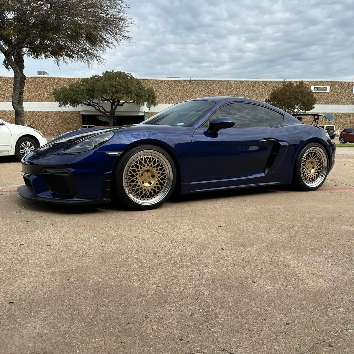 Porsche wheels refinished in @prismaticpowders Walt’s Gold with Fog Clear