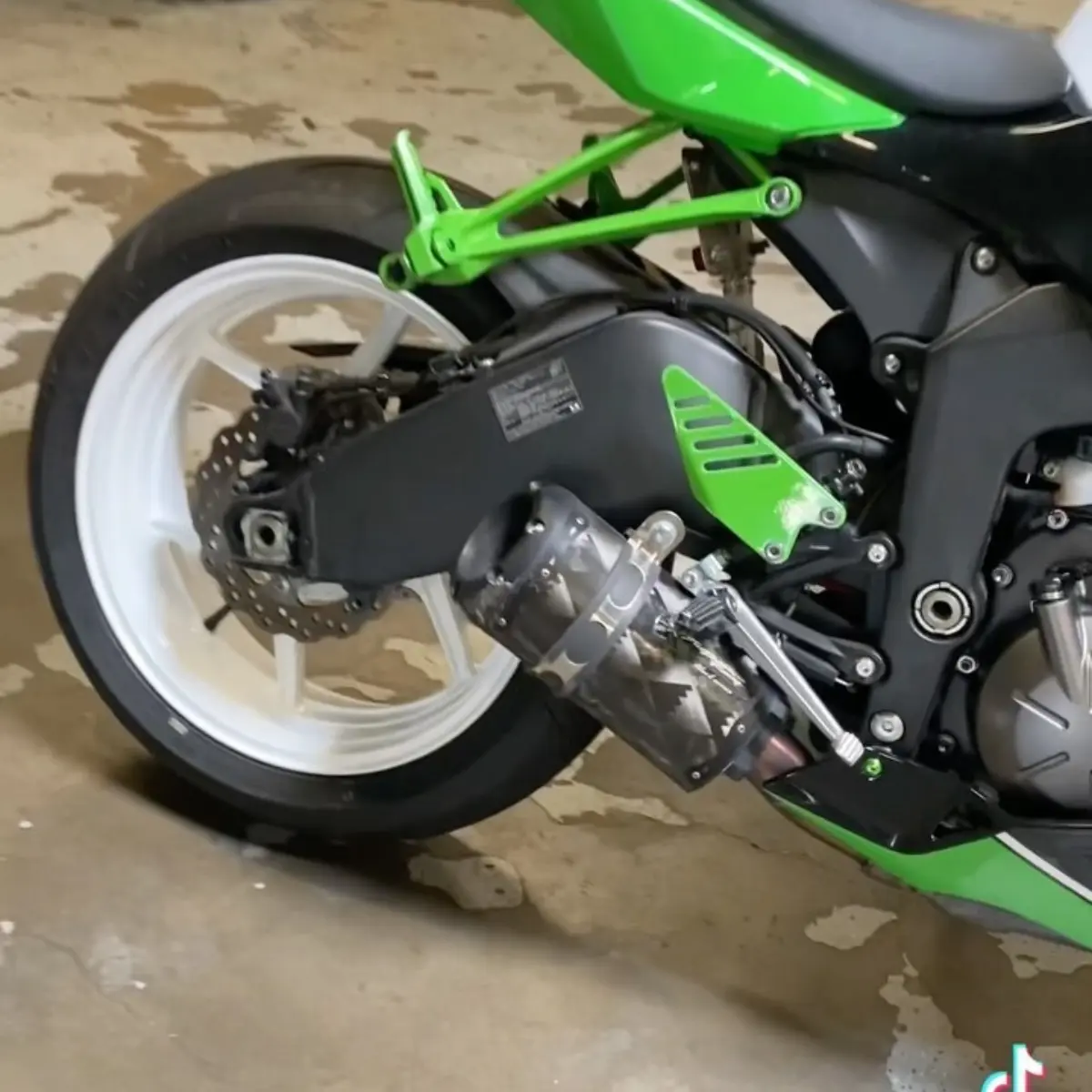 Kawasaki Ninja 636 wheels refinished in Bengal White, passenger pegs and heel brackets in Kawasaki Green