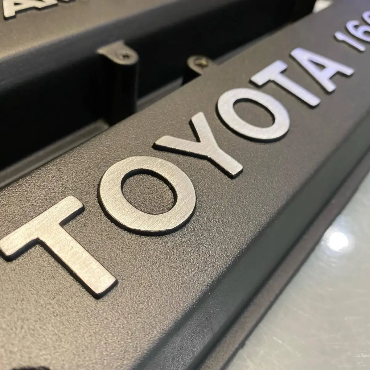 Valve covers refinished in texture black with brushed letters for @yaqubbaiani