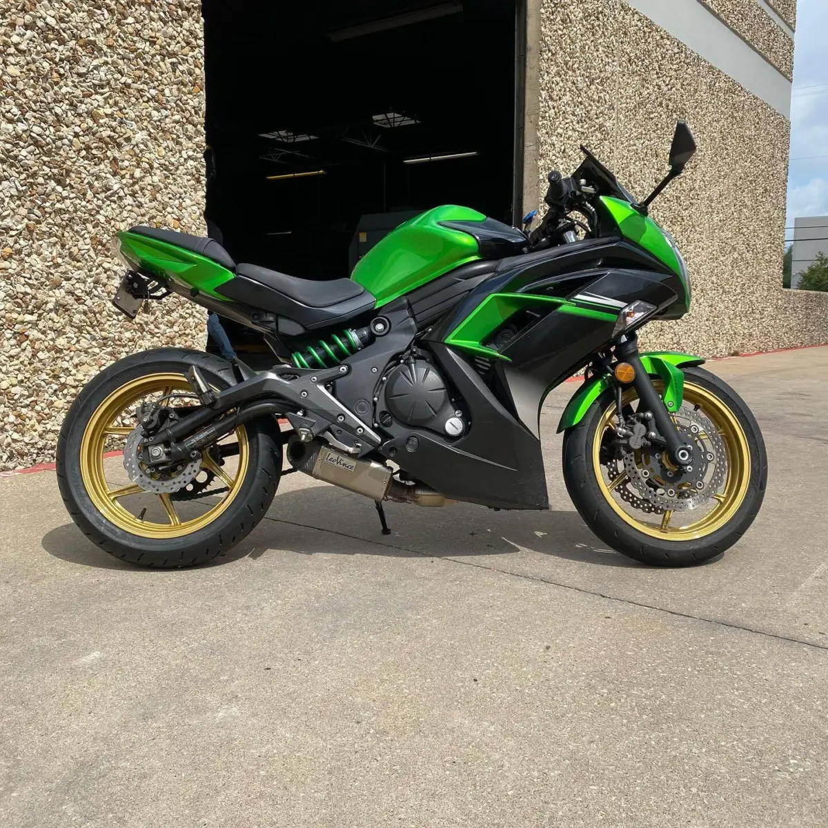 Kawasaki Ninja 650
dropped off for turn key wheel powder coating service
