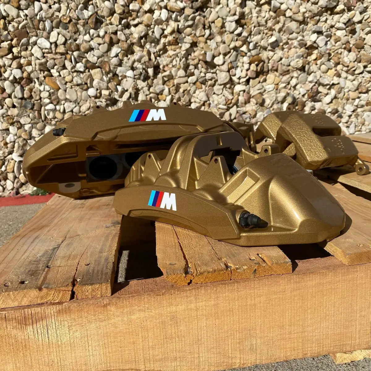 2019 BMW M5 Competition brake calipers refinished in Prismatic Gold, wheels refinished in our Dark Metallic Gunmetal