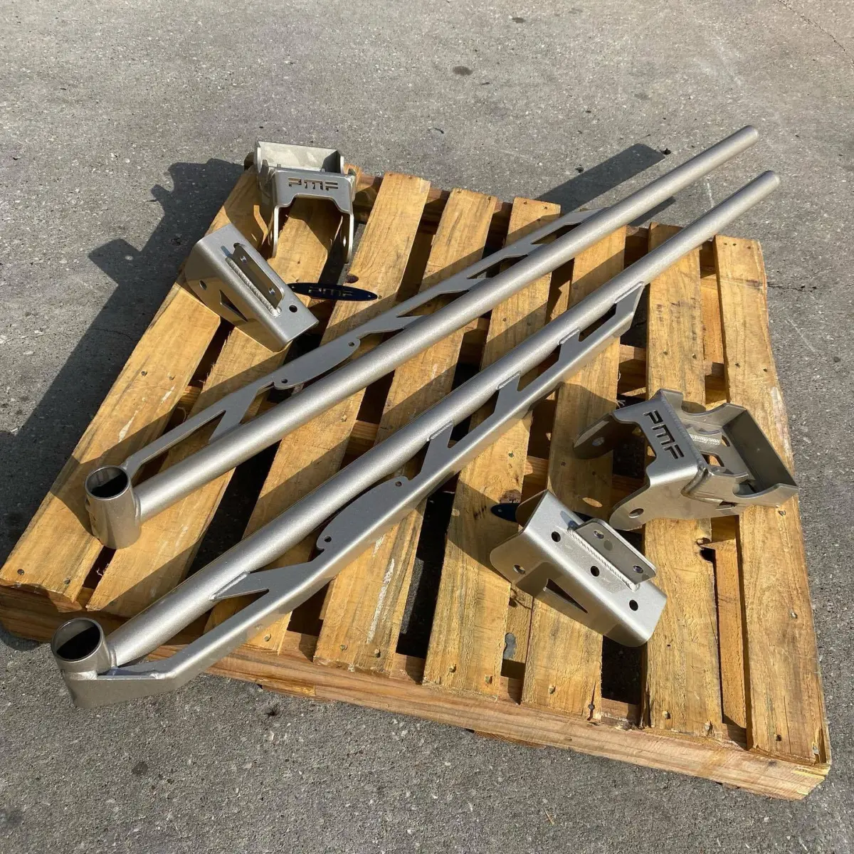 Trailing arms refinished in Sterling Gold with High Gloss Clear for @alloutoffroadperformance