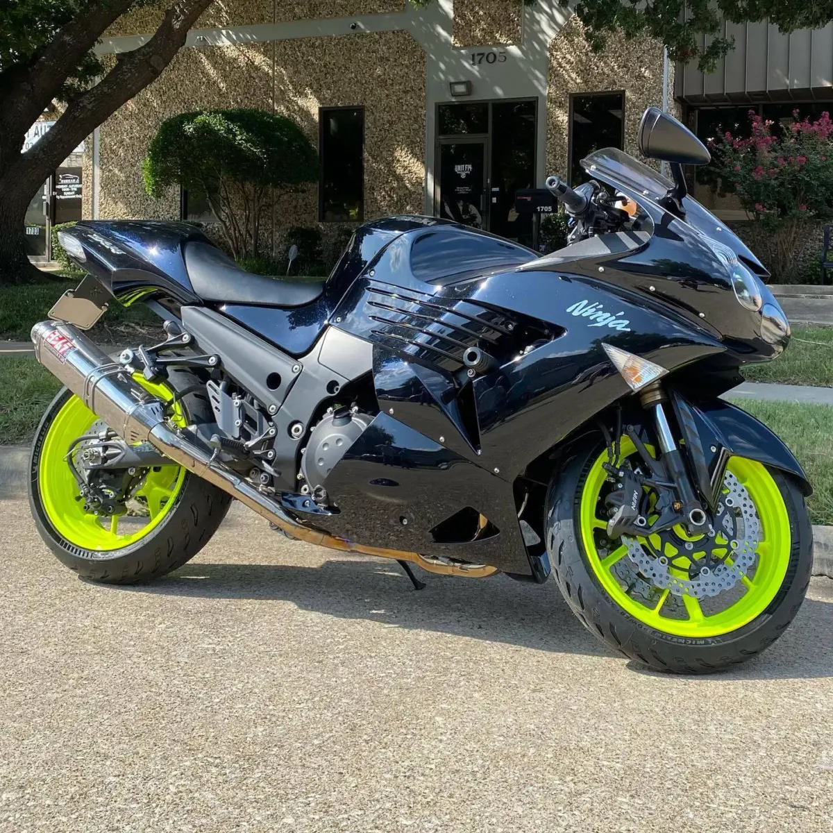 Kawasaki ZX-14 in for fluorescent yellow wheels and gunmetal rear sets