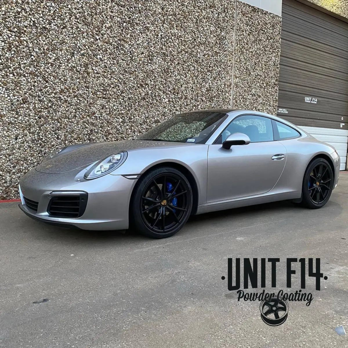 Porsche 911 brake calipers refinished in Signal Blue with High Gloss Clear