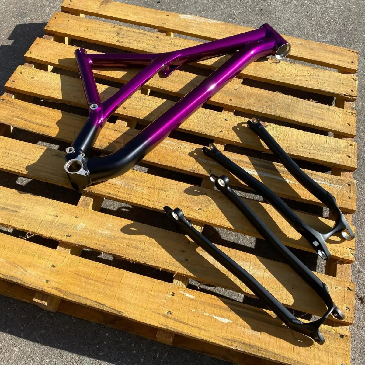 Mountain bike finished in an Illusion Violet to Flat Black fade