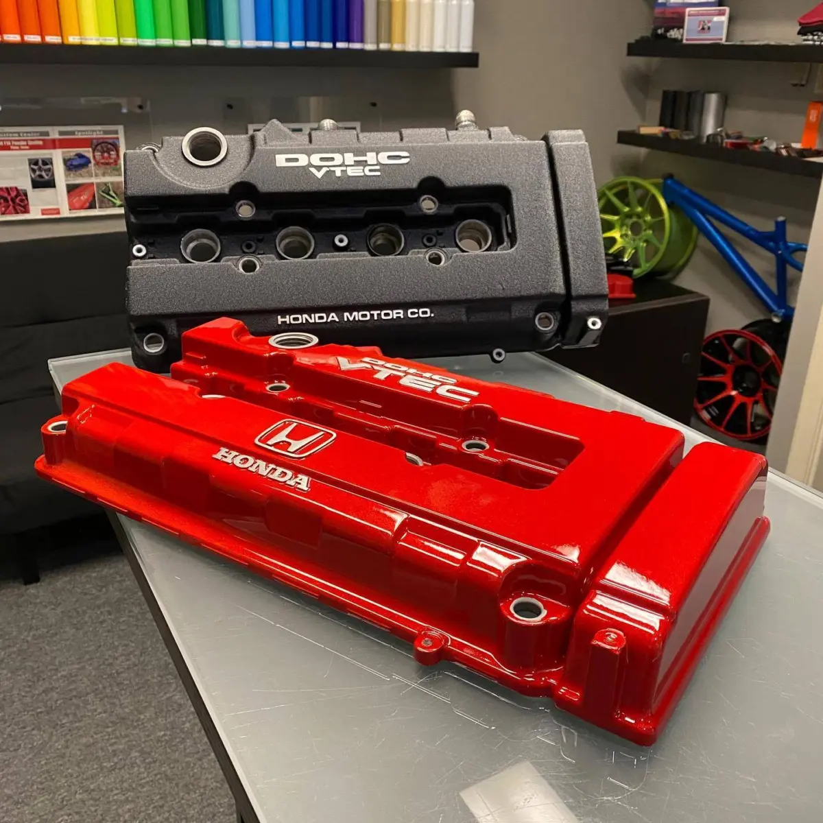 Honda valve covers refinished in Wrinkle Black and Illusion red for @dc2envy