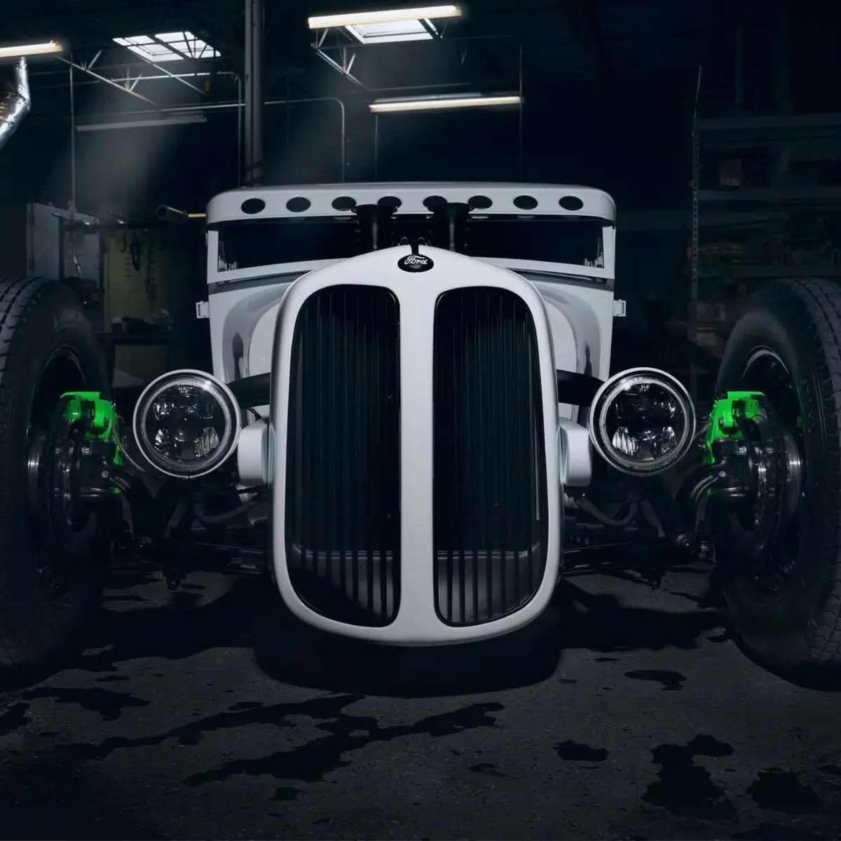 @intensemodela sitting right with Neon Green powder coated brake calipers @_alexalcocer_