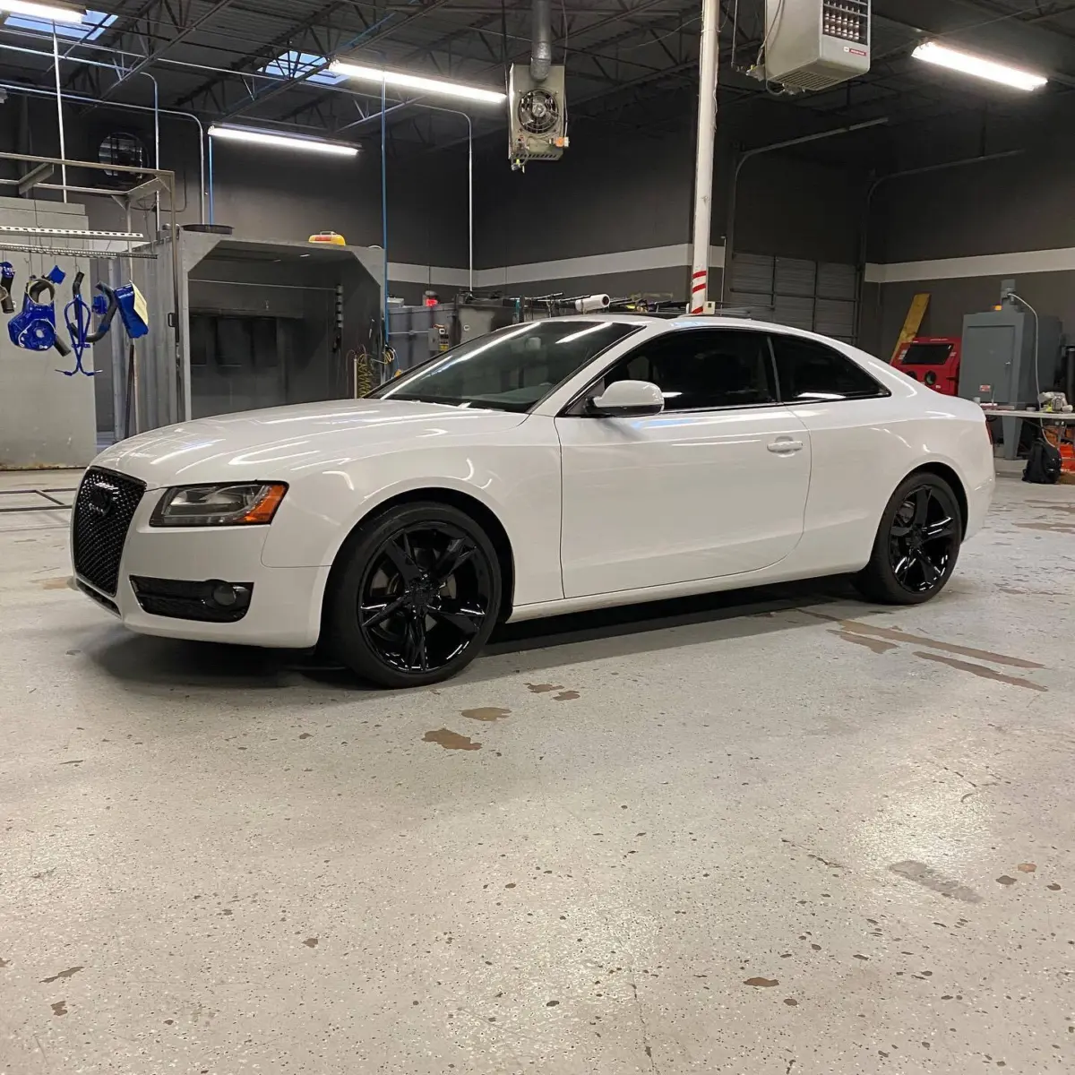 Audi A5 wheel refinished in Wet Black. @fortunewraps did an awesome job blacking out the trim, grill, and badges!