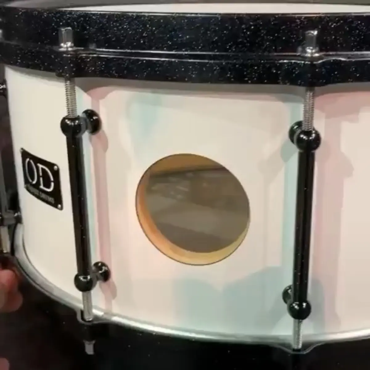 @oqvistdrums
・・・
14 x 6 1/2 20ply vented snare with 3 1/2”tube lugs & die cast hoops with sparkle powdercoating. Black @trick_drums_usa throw off Powder coating by @unitf14