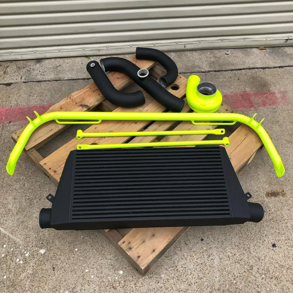 Fluorescent yellow and texture black for @evolved_awd