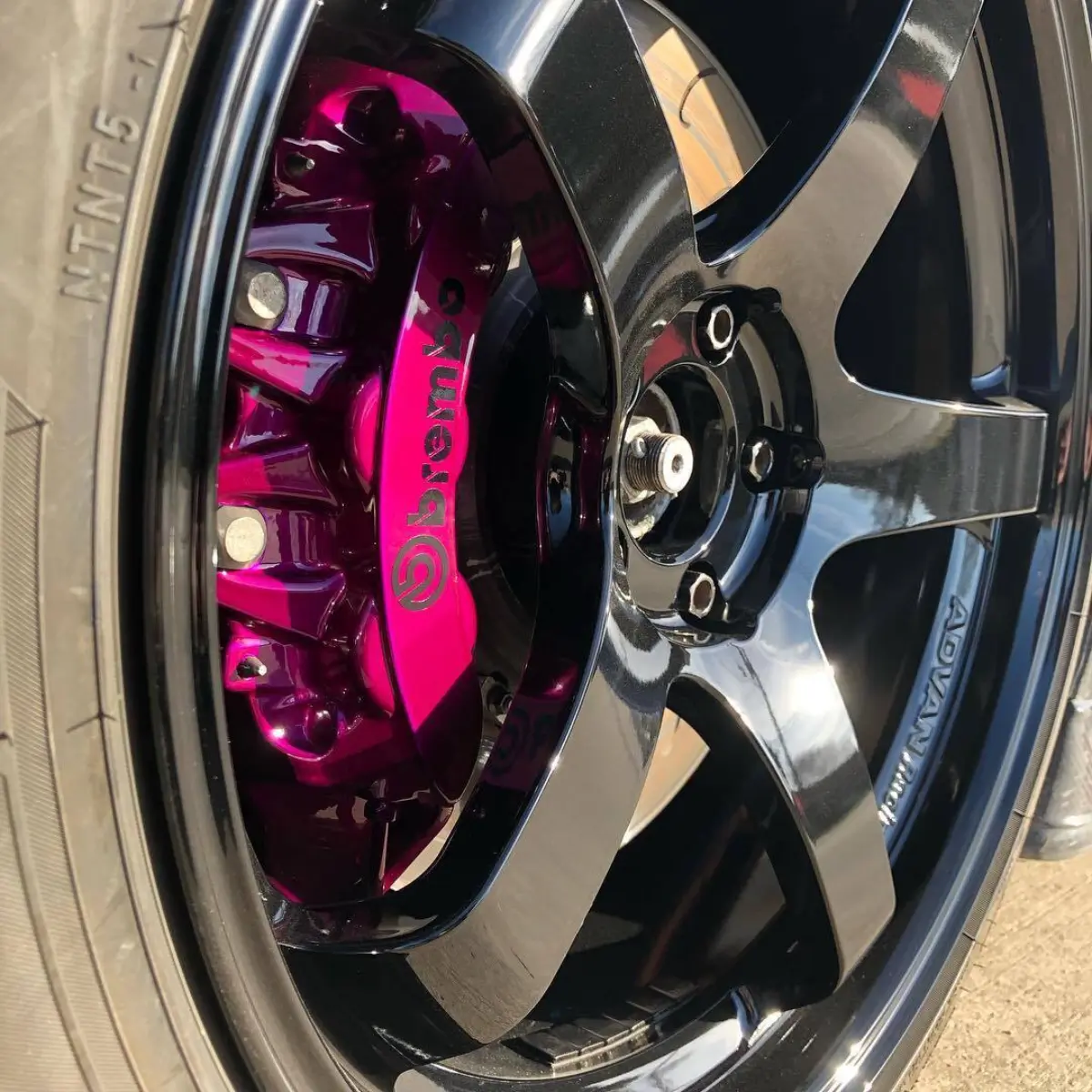 Brand new look after refinishing the wheels and brake calipers for @mguarro_r35’s Nissan GT-R