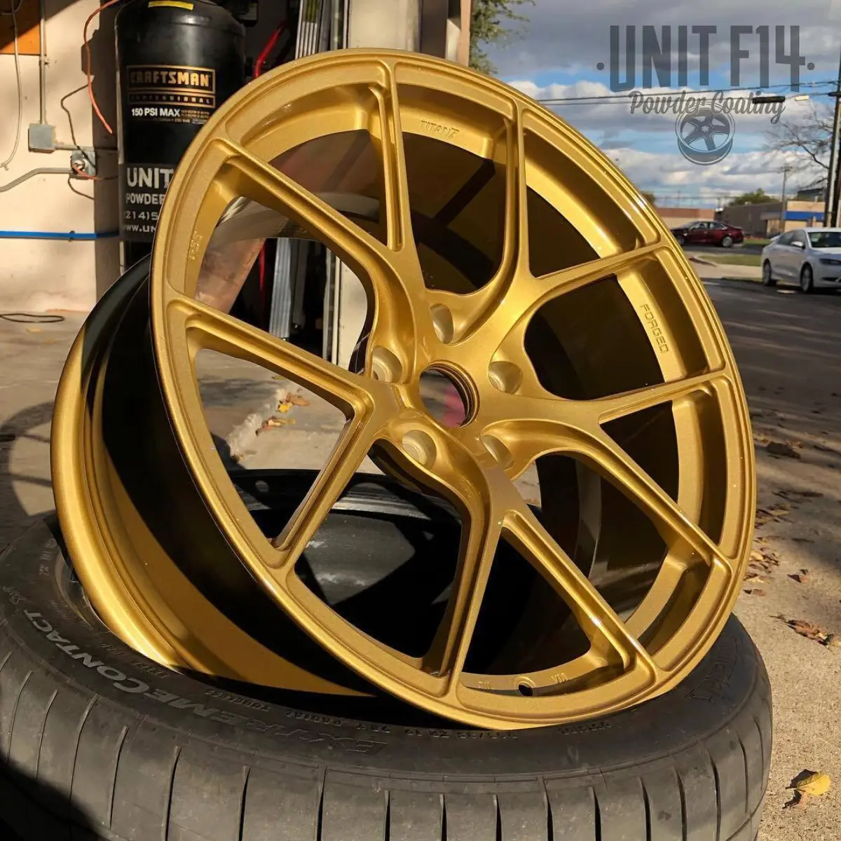 Gloomy Monday morning . Not so gloomy gold wheels for this 700hp M4