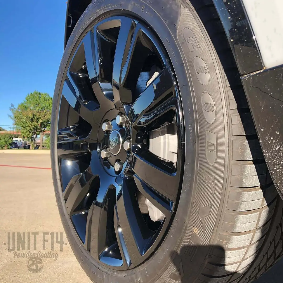 2018 Range Rover Discovery in for Wet Black wheels