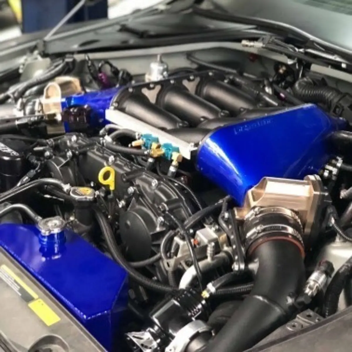 @alpha.speed.consulting’s bay looking just as fresh as the rest of his car. Manifolds and coolant reservoir in Illusion Blueberry and pipes in Texture Black