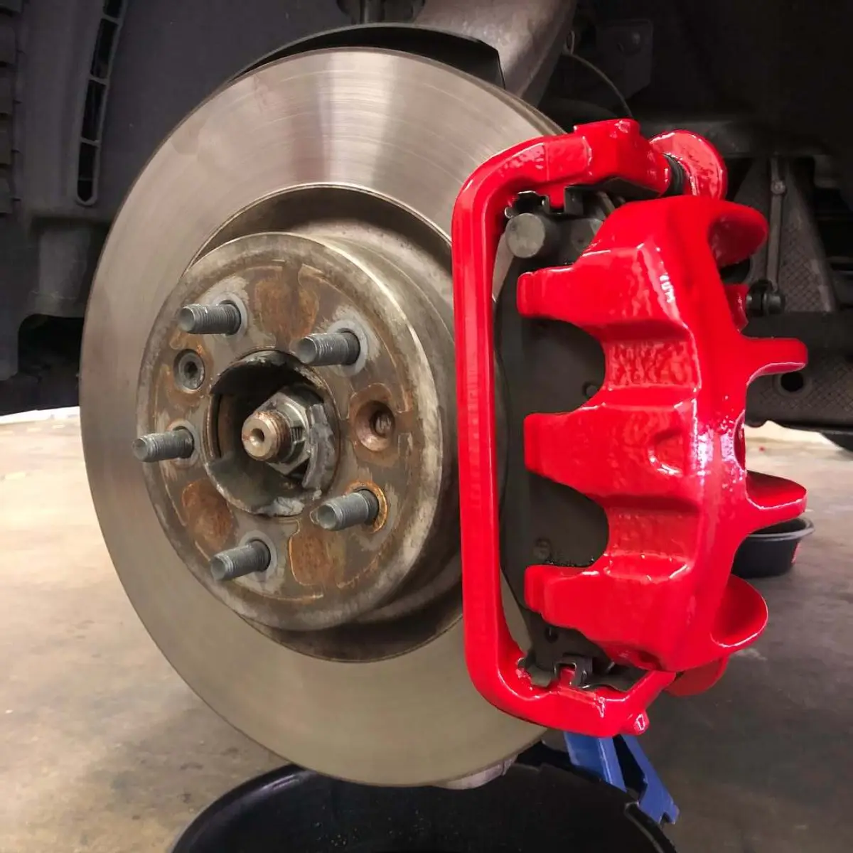 Range Rover Sport in for our brake caliper powder coating service