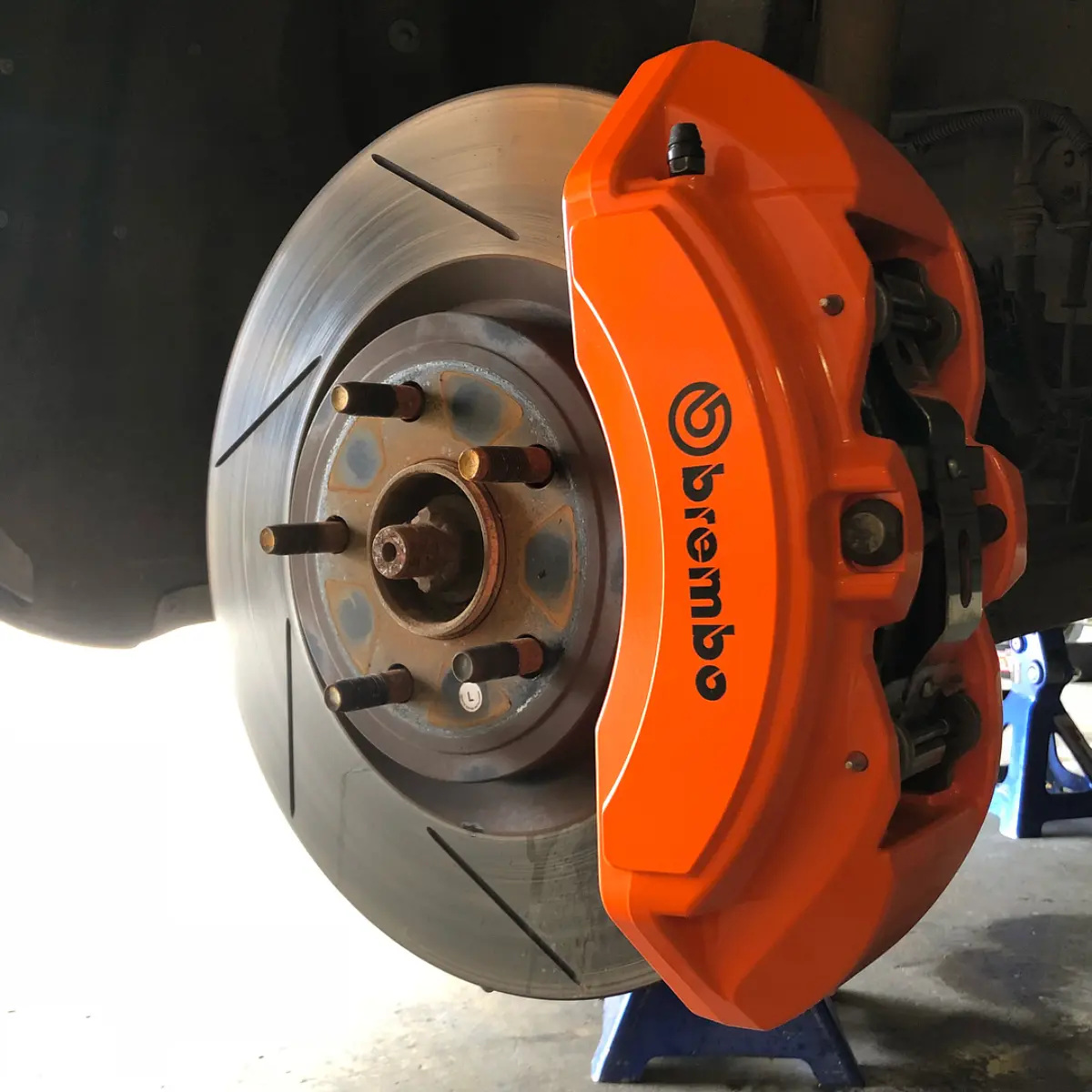 Jeep SRT-8 brake calipers refinished in RAL-2004