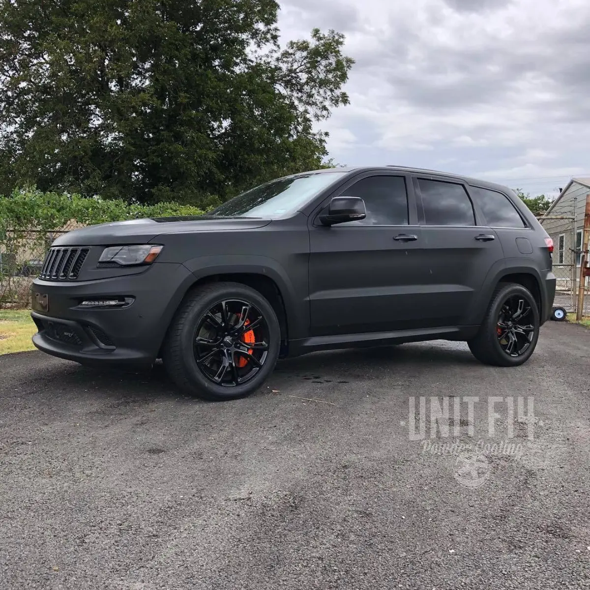 Jeep SRT-8 brake calipers refinished in RAL-2004
