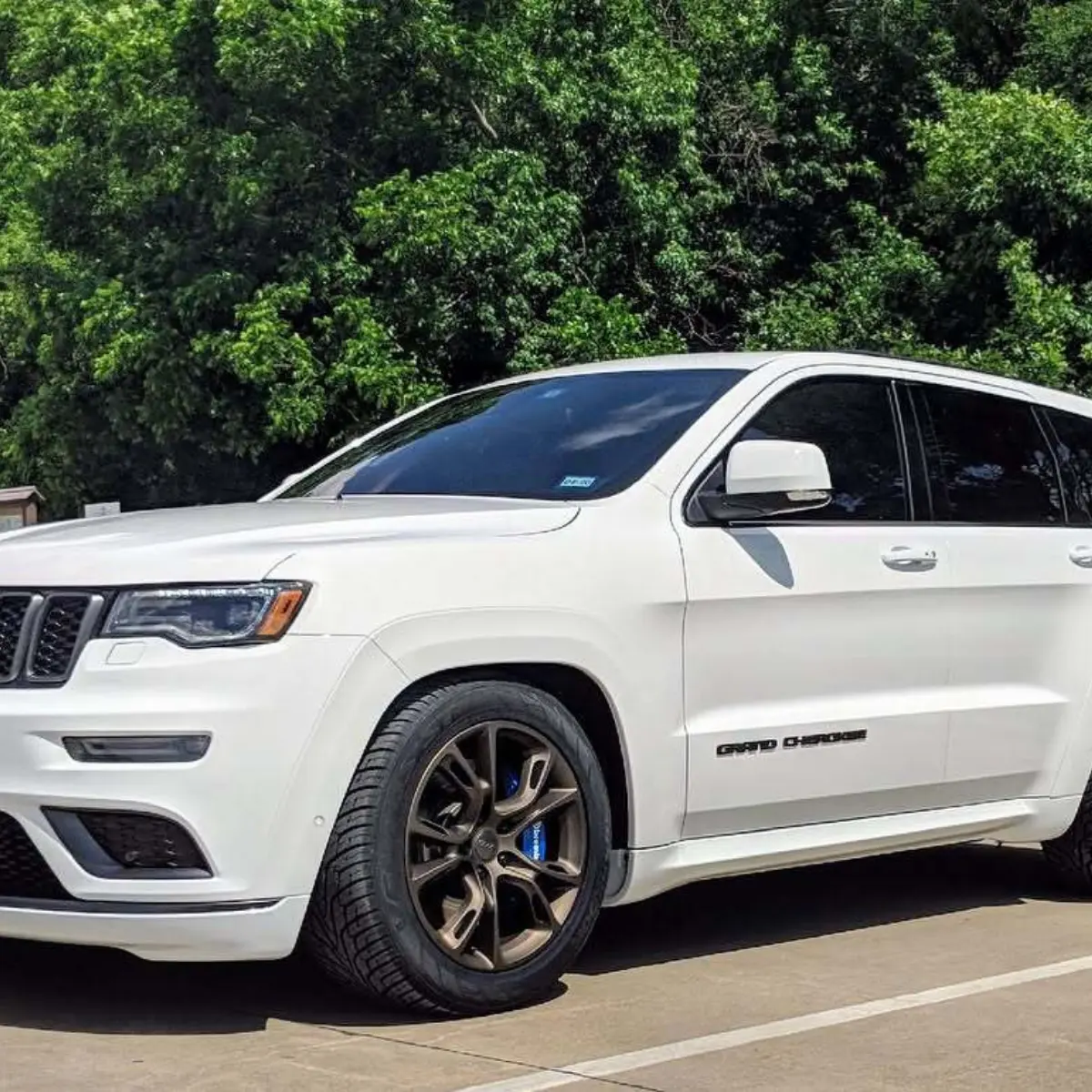 Jeep Grand Cherokee decked out with Satin Bronze wheels and Metallic Blue calipers!
