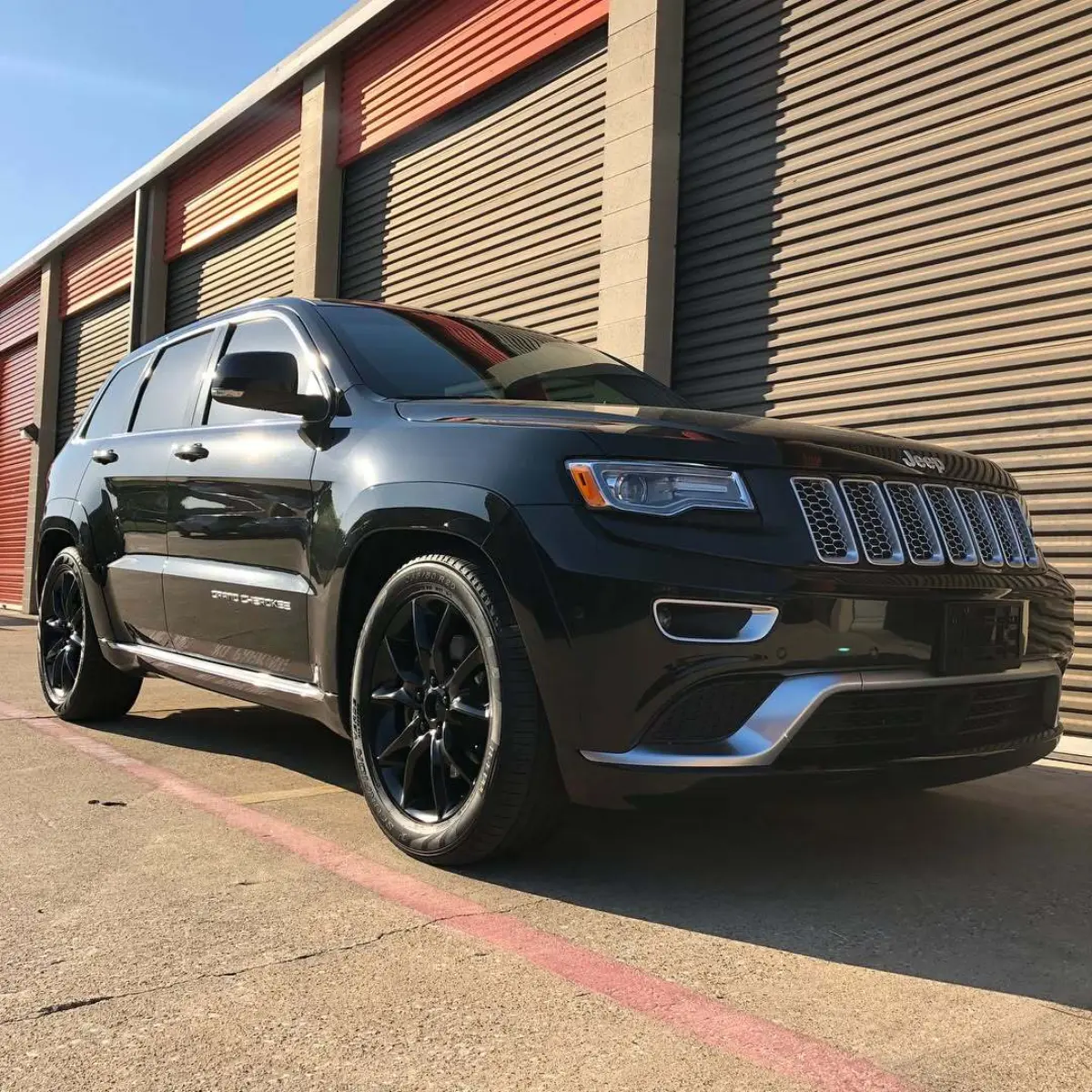 Jeep Grand Cherokee with Semigloss Black wheels