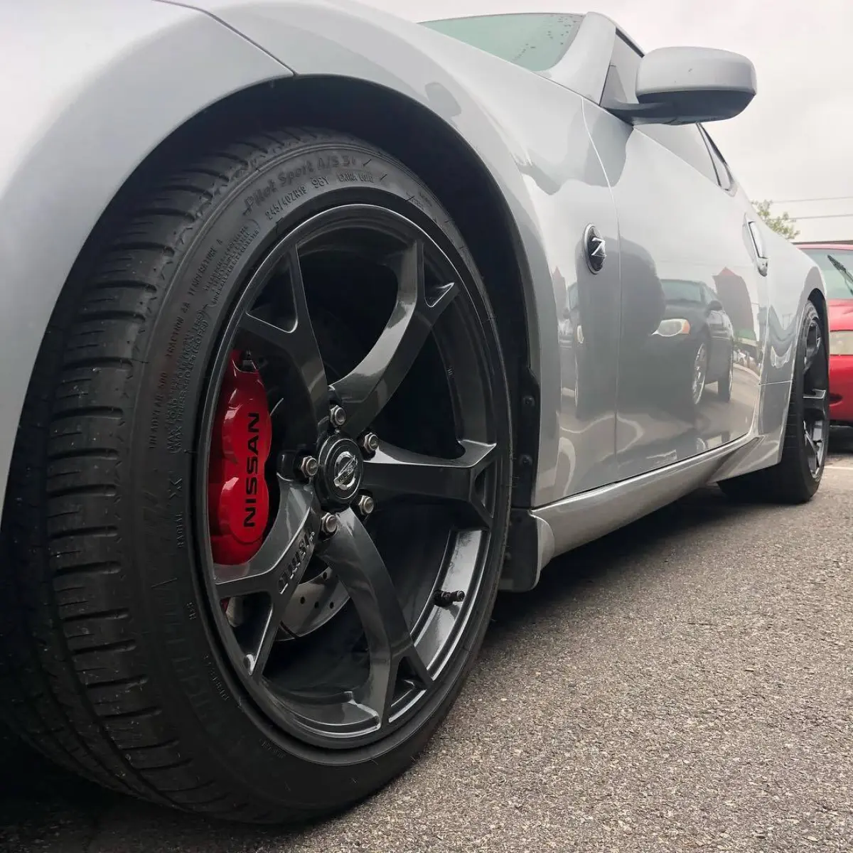 Spotted leaving the gym! Love seeing our work around the city. Wheels in our popular dark gunmetal and calipers in my favorite red!
