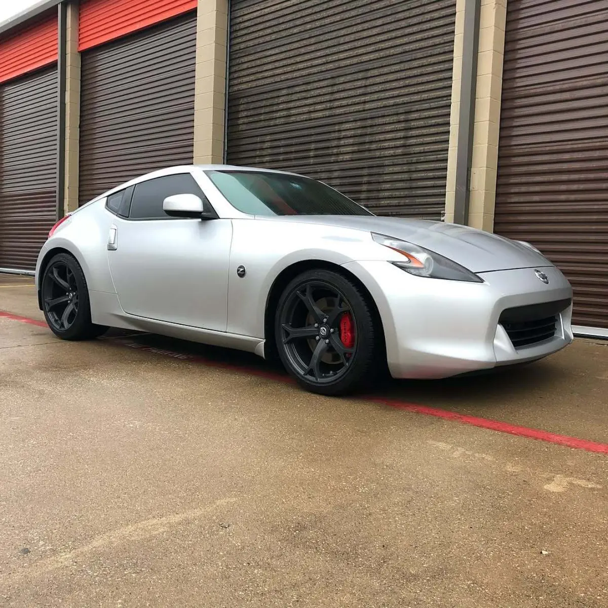 Wheels and calipers refinished for a Nissan 370Z. Thanks for the 5-Star review, Kevinh! As always we disassemble and reassemble brake calipers to ensure proper function