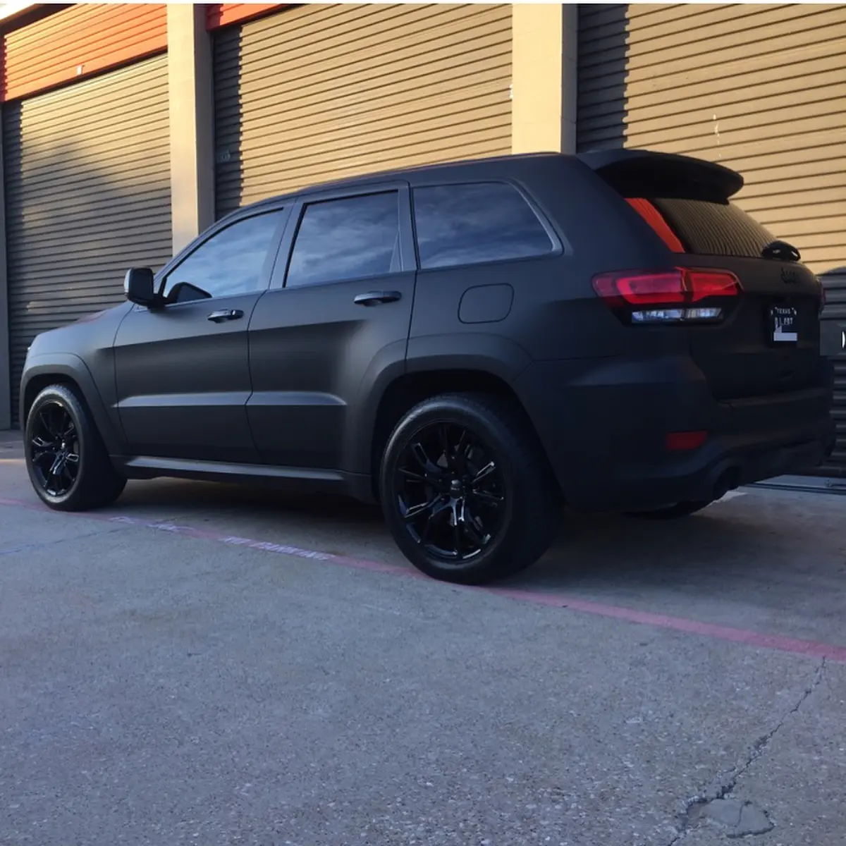 Wheels and calipers murdered out on this Jeep Grand Cherokee SRT8‍. Wheels refinished in Wet Black. Calipers in Matte Black with Wet Black brembo logos in powder. All done in house with calipers fully disassembled to ensure proper function
