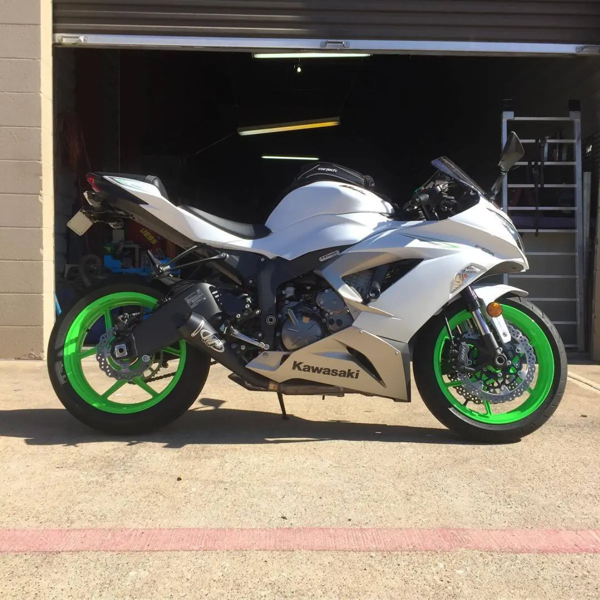 After picture of the 2017 Kawasaki ZX6r. Wheels were powder coated in energy green with a clear coat and heel brackets in semi gloss black.
Ask about our drop off service for sport bikes!