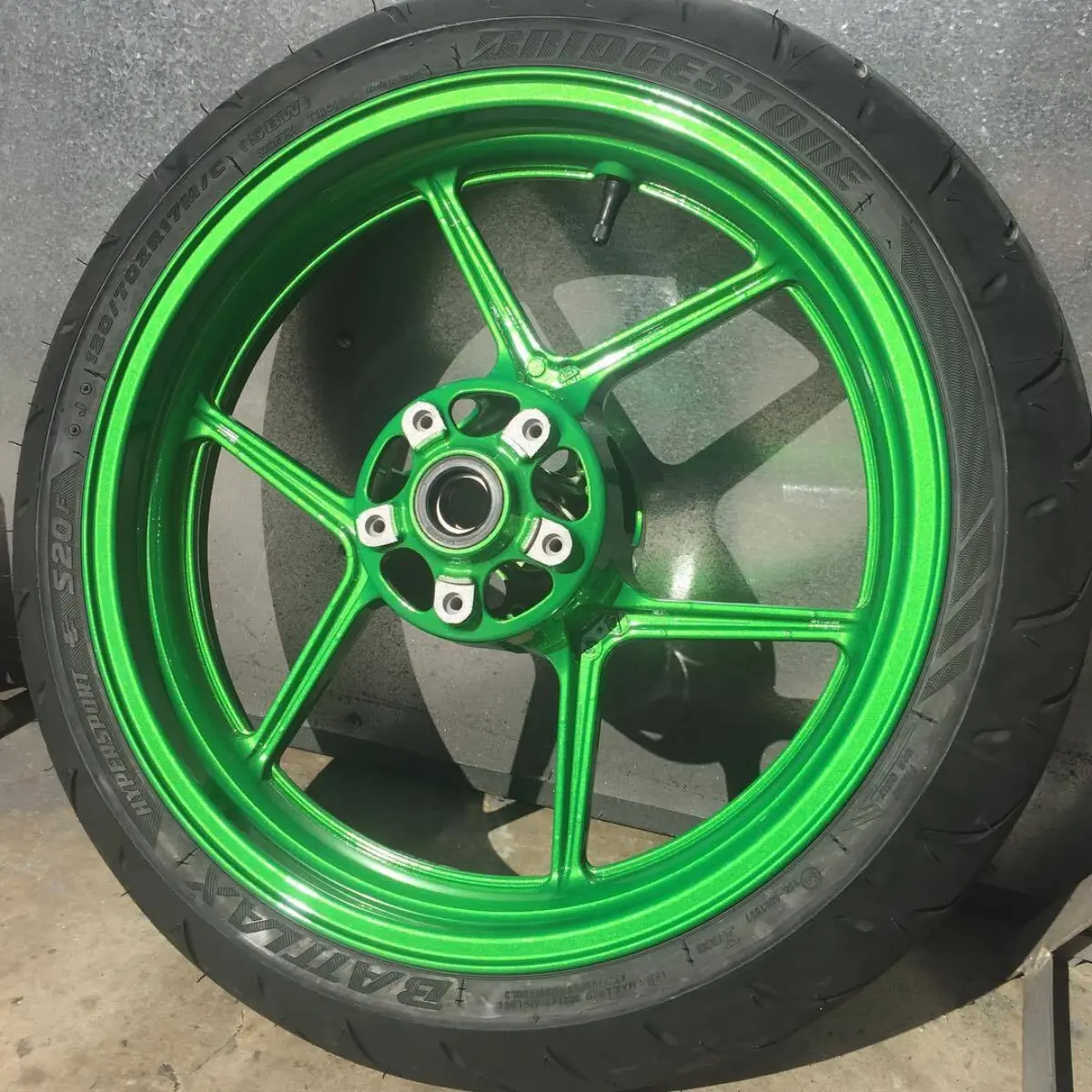 Illusion green ice on this super fresh 636 stunt build. Can't wait to see this bike on the streets!