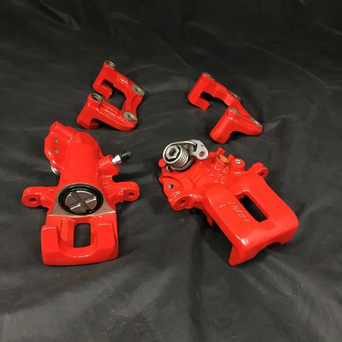 Rear brake calipers in RAL-3000