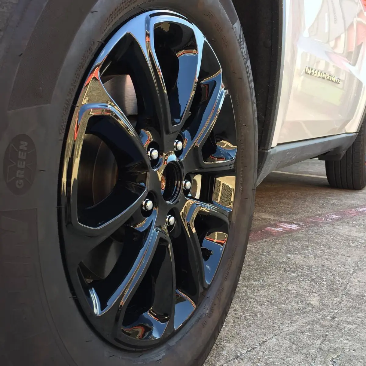 Jeep Grand Cherokee with Wet Black wheels