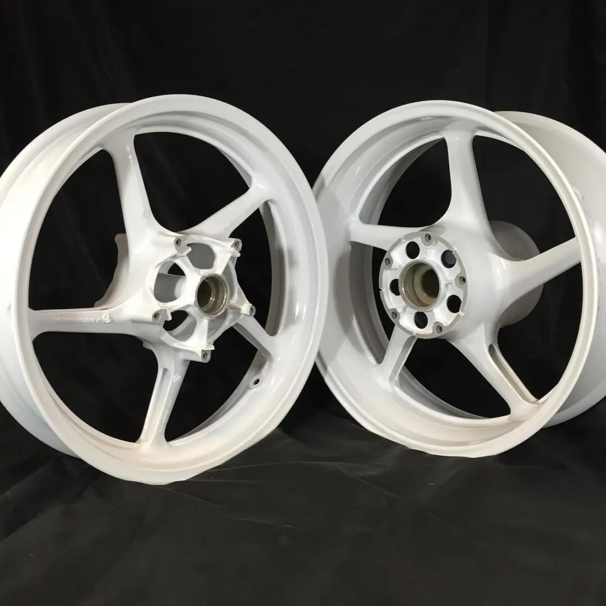 Yamaha R1 wheels in high-reflective white