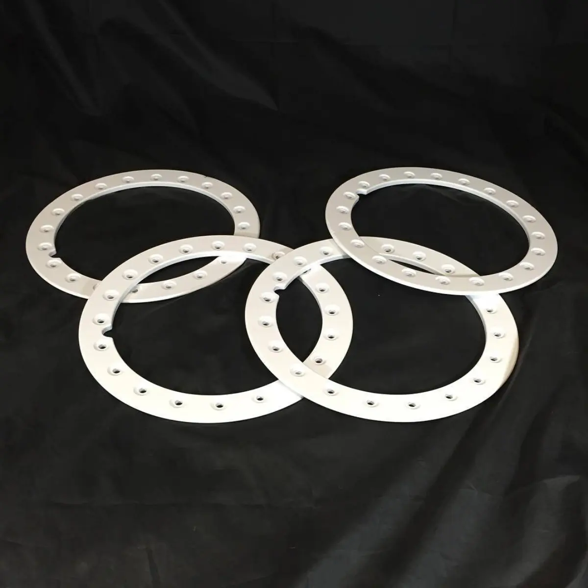 Beadlocks in high-reflective white