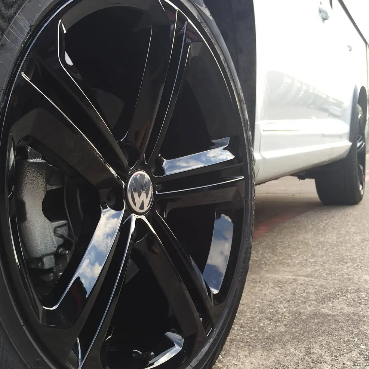 2016 Volkswagen Tiguan in Wet Black