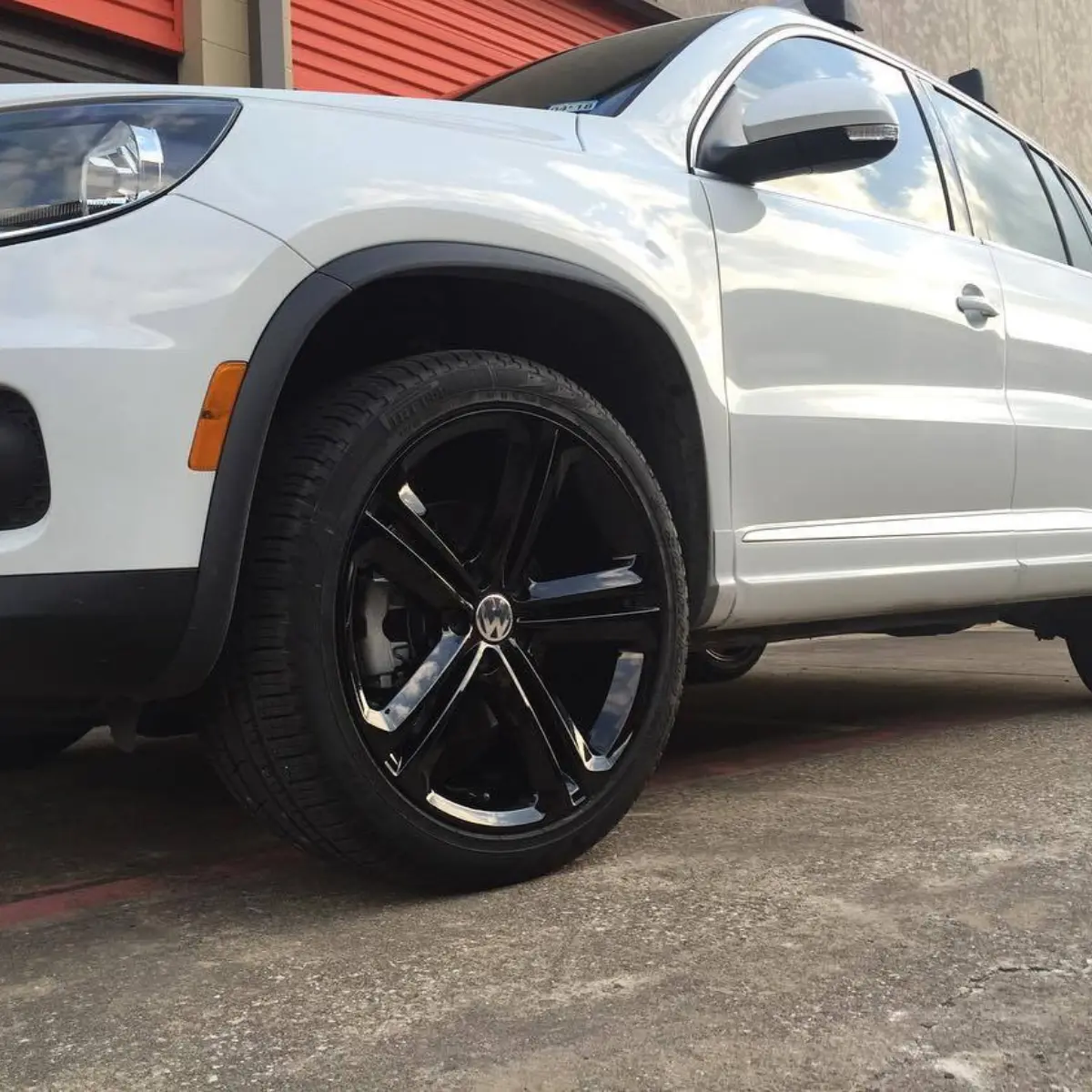 2016 Volkswagen Tiguan in Wet Black