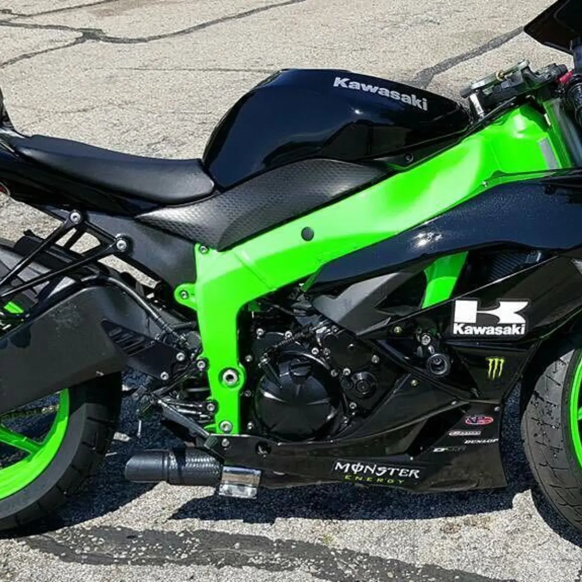 Finished pictures of the frame and wheels in energy green and clear vision!