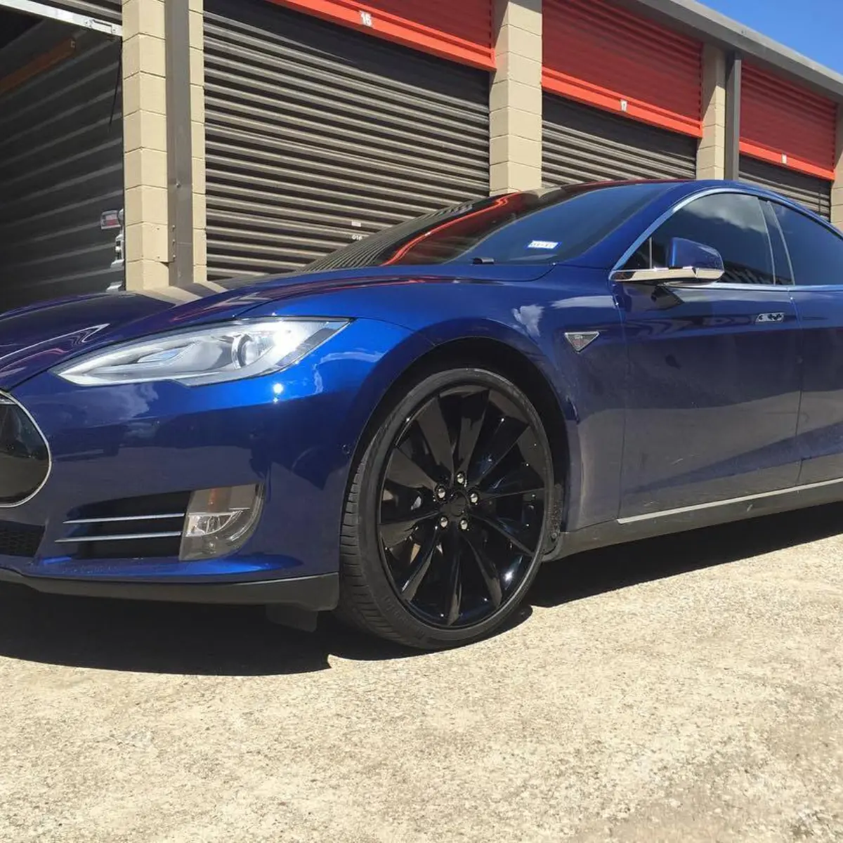 Tesla Model S in Wet Black