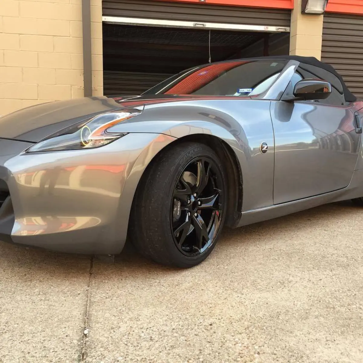 370z with wet black powder coated rims