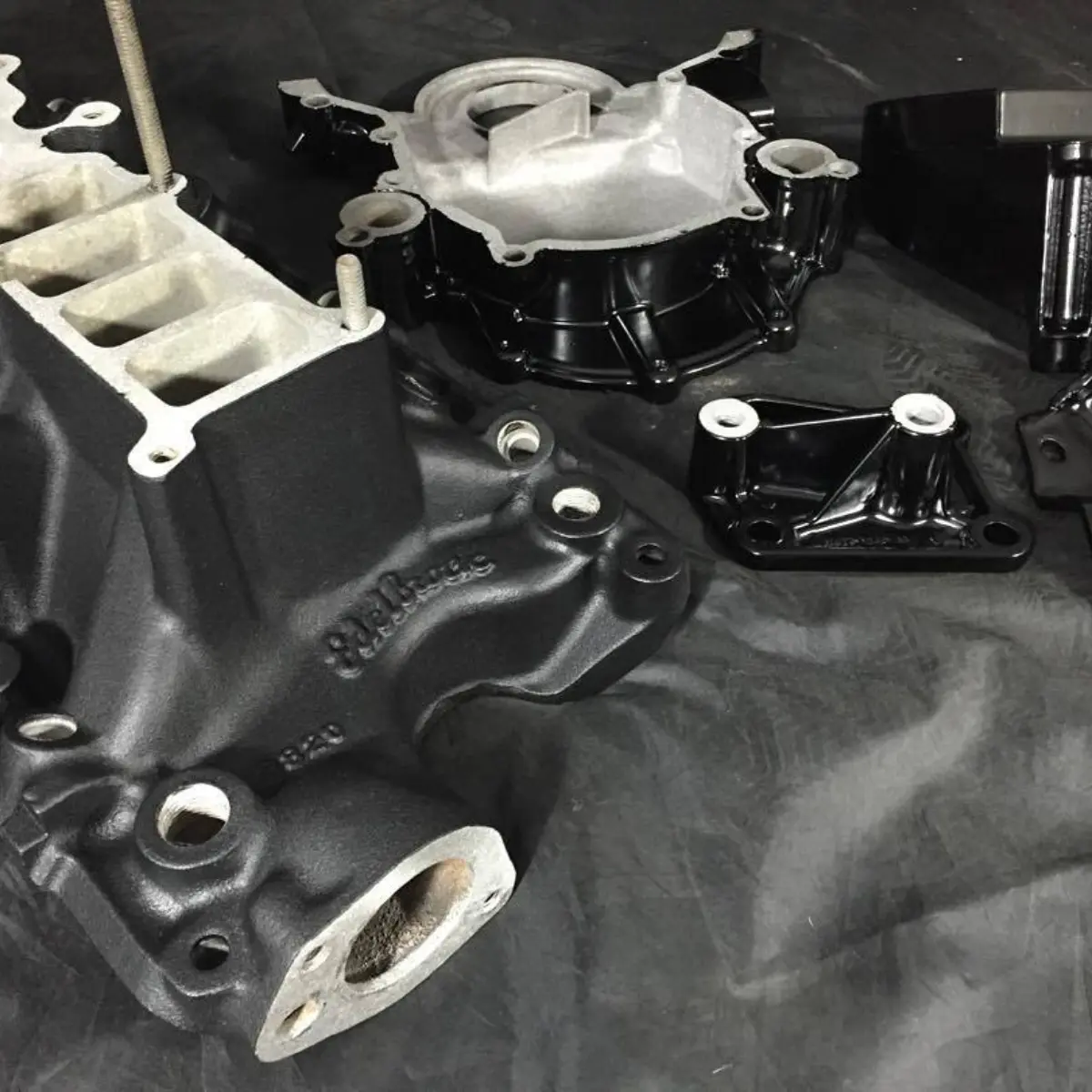 Intake manifold in texture black and engine components in pac car