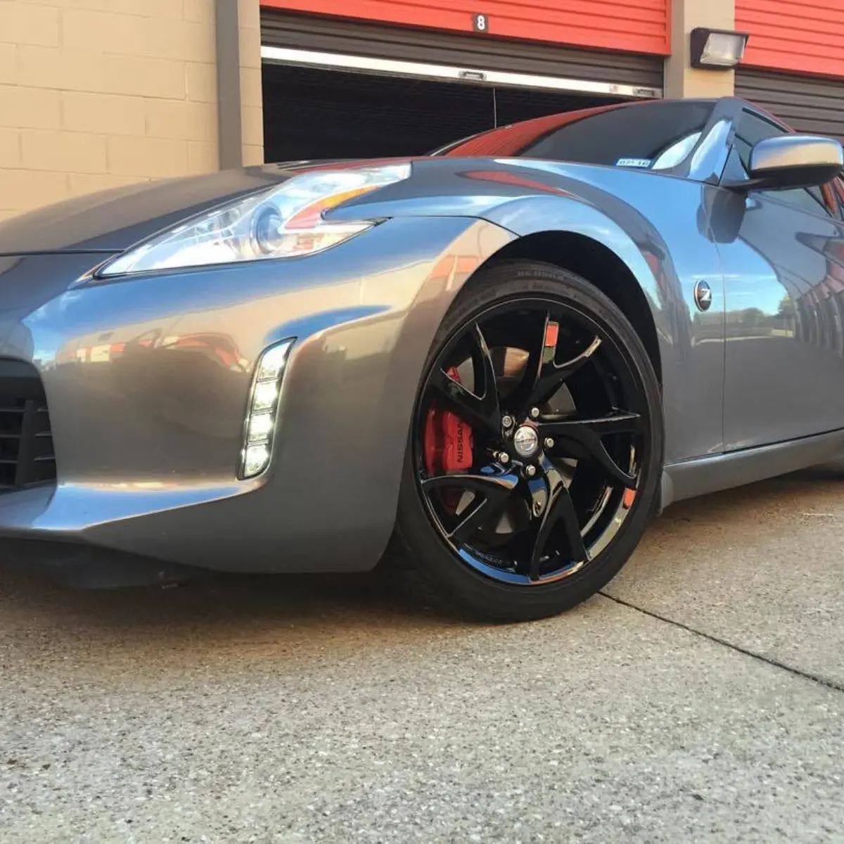 Wet black powder coat on a set of 370z rims, featuring our black wheel weights and tpms bolts